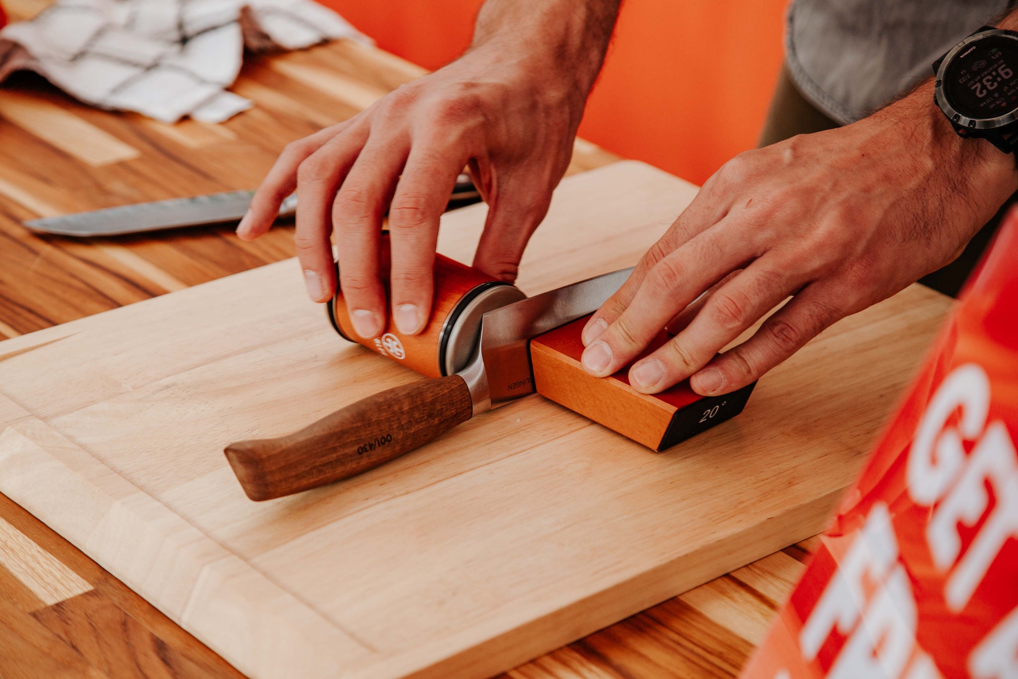 Which sharpening angle is better for a kitchen knife: 15 or 20 degrees?